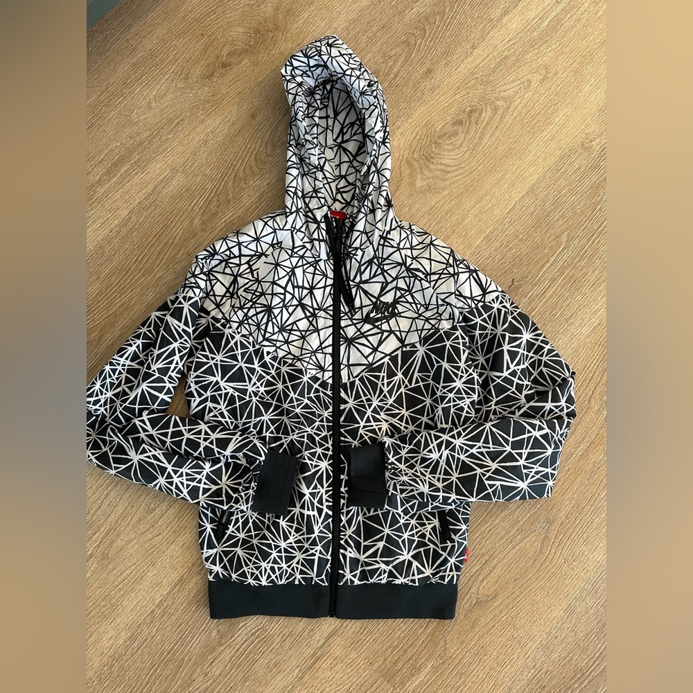 Black and white Nike wind breaker size small